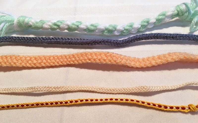 ملف:Fingerloop Braids.jpg