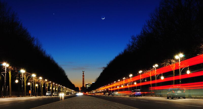 ملف:Siegessäule Mond.jpg