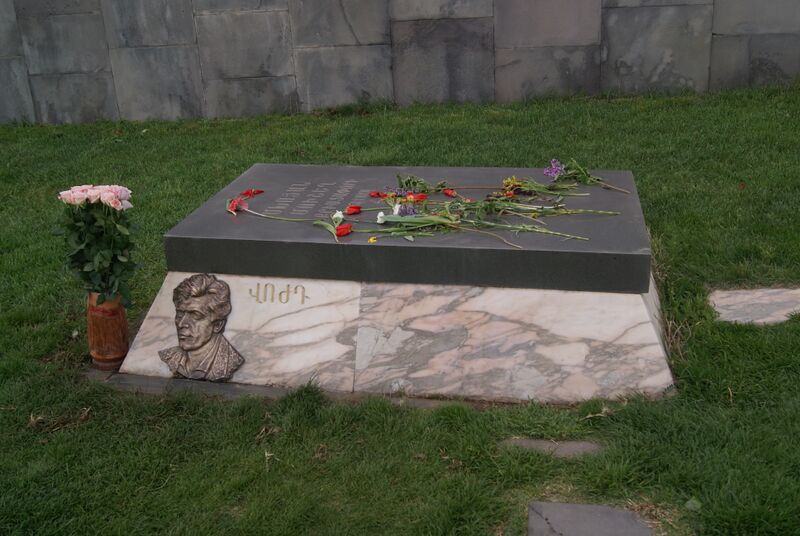 ملف:Գերեզման` Մուշեղ Մխցյանի (Վոժդ).JPG