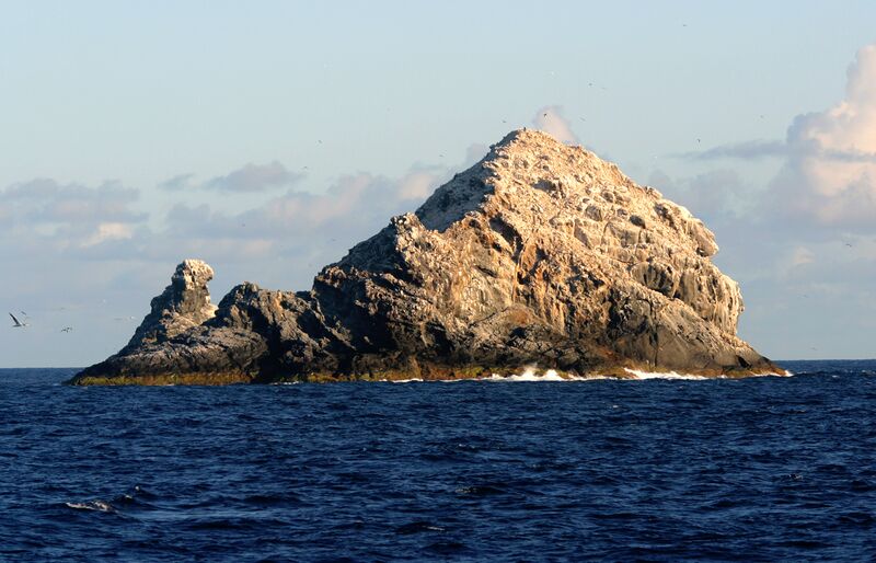ملف:Gardnerpinnacles.jpg