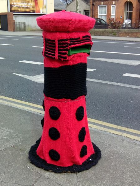 ملف:Knitted Dalek pillar box.jpg