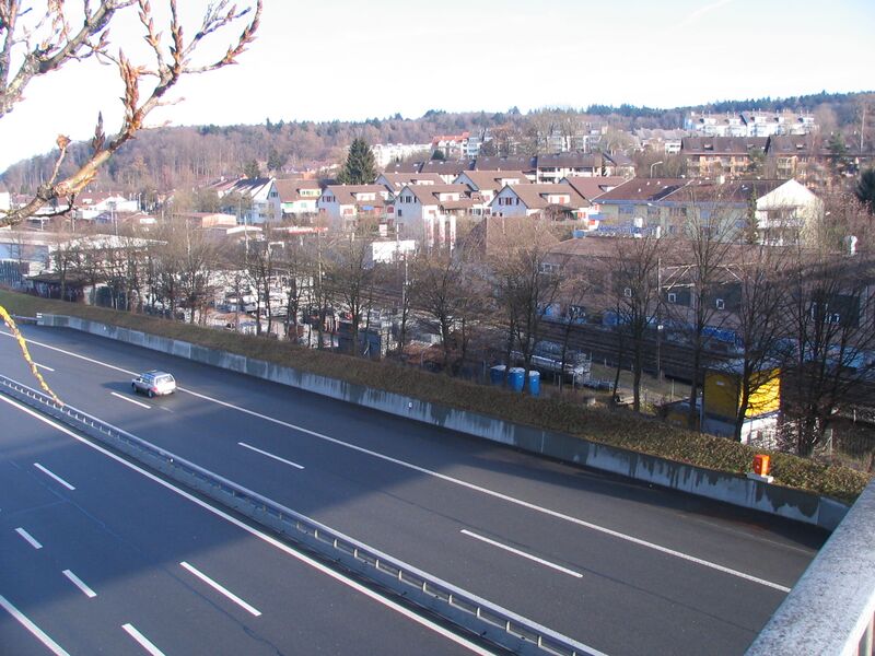 ملف:Niederwangen Auto- und Eisenbahn.jpg