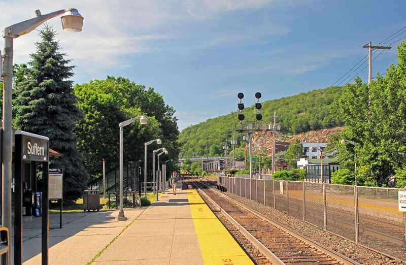 ملف:Suffern train station 2010.jpg