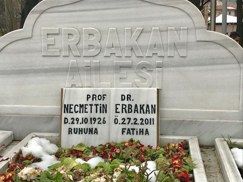ملف:Gravestone of Necmettin Erbakan.jpg