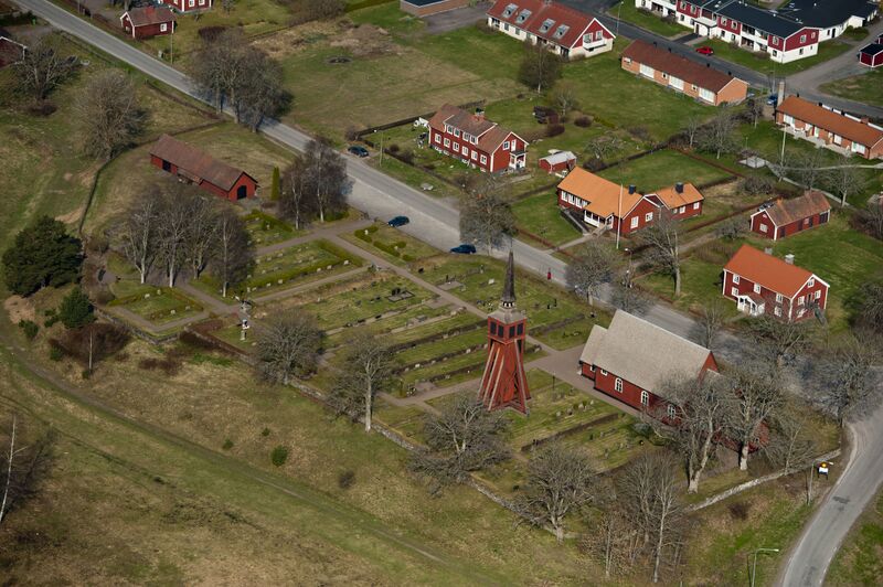 ملف:Ulrika kyrka från luften.jpg