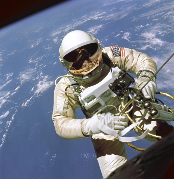 ملف:EdWhiteFirstAmericanSpacewalker.1965.ws.jpg