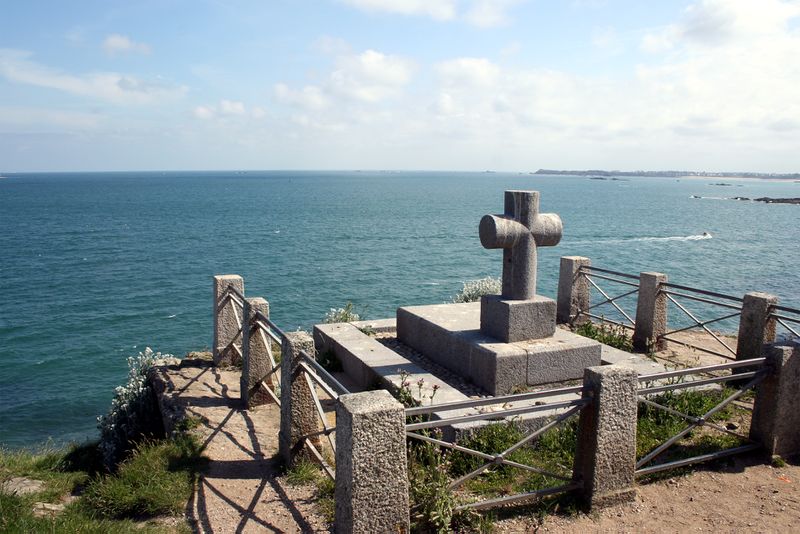 ملف:Tombe Chateaubriand.jpg