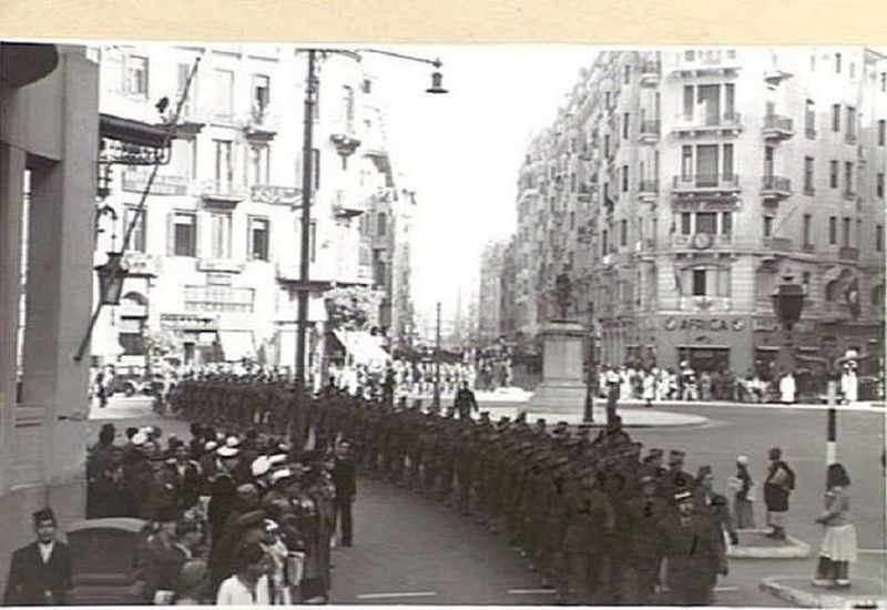 ملف:Australian troops in Seliman Pasha Square Cairo 1942-01-18.jpg