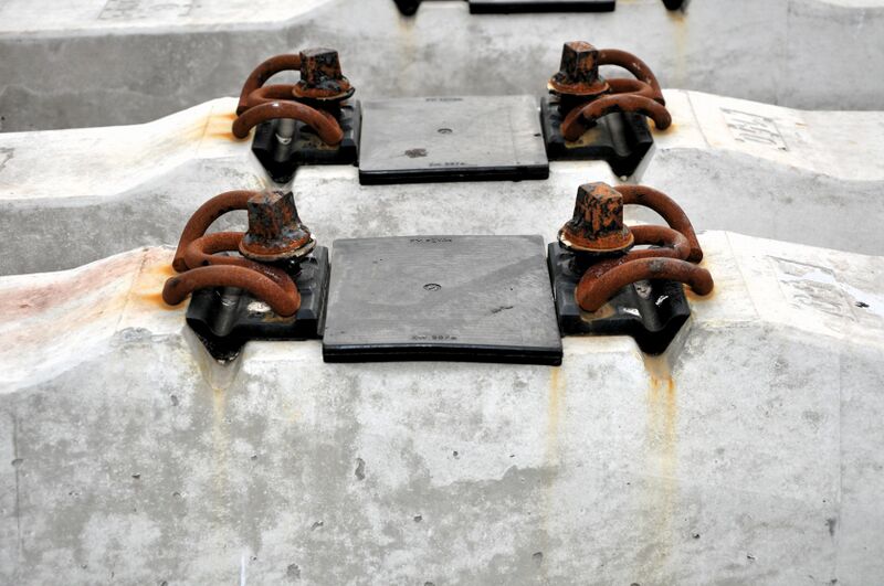 ملف:Bahnschwelle seitlich 18-06-2010.JPG