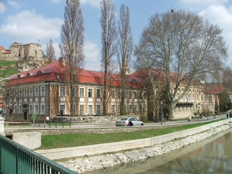 ملف:Esztergom-IstvanGimn.JPG