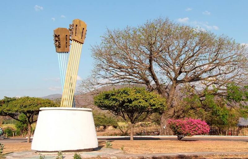 ملف:Monumento a Las Guitarras.jpg