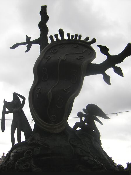 ملف:Outside Dali Museum.JPG