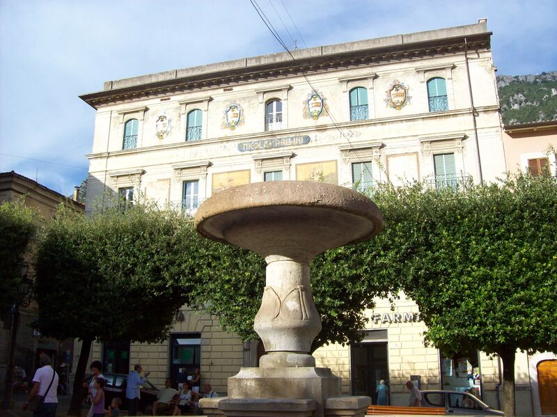 ملف:Piazza Antrodoco.JPG
