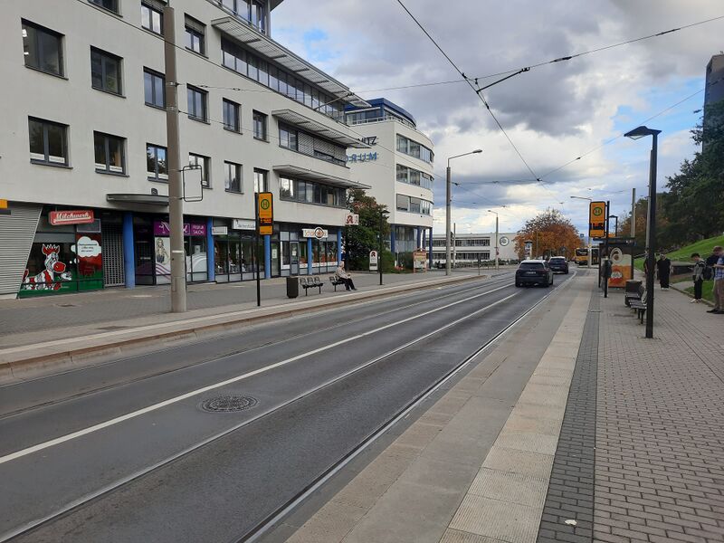 ملف:2022-10-16 Tram Haltestelle Räcknitzhöhe.jpg