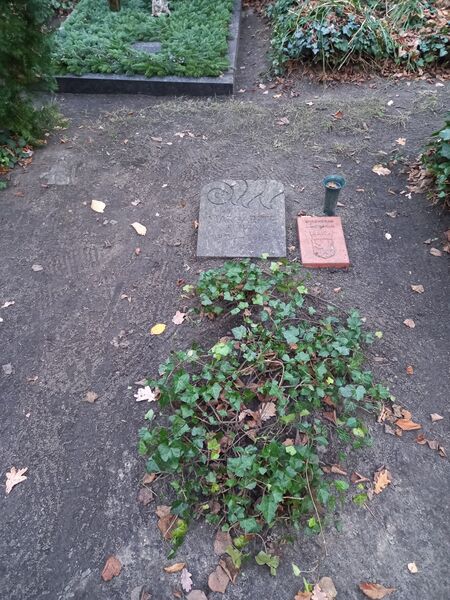 ملف:Ehrengrab Margarete Kühn.jpg