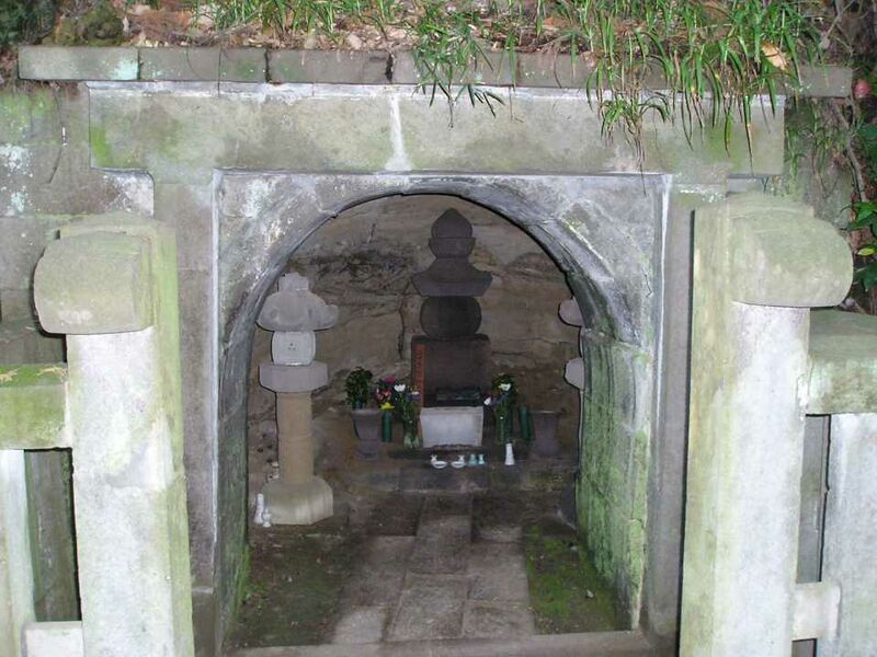 ملف:Tomb of ooenohiromoto.jpg