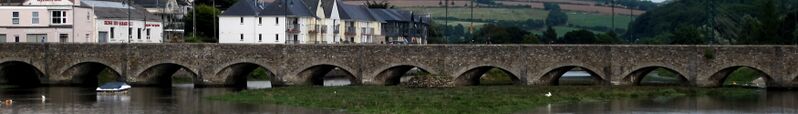 ملف:Wadebridge banner Old Bridge.jpg