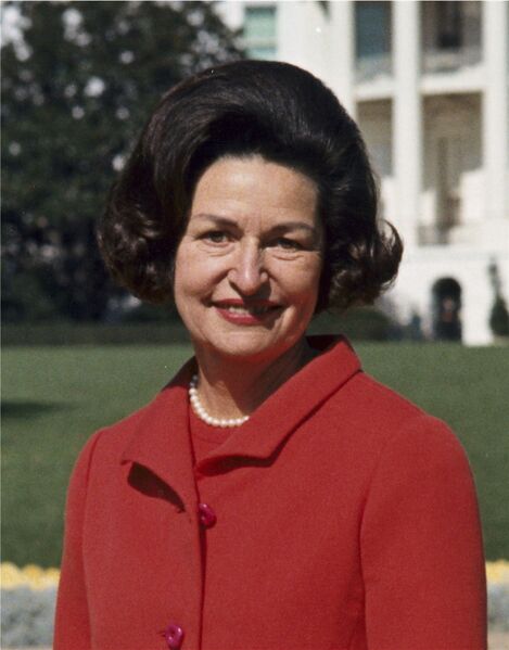 ملف:Lady Bird Johnson, photo portrait, standing at rear of White House, color, crop.jpg