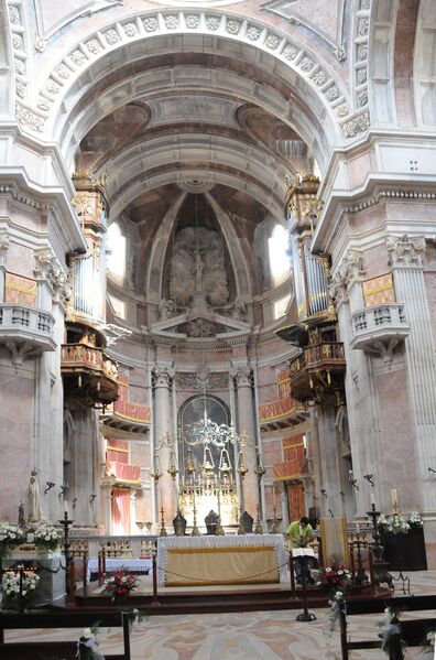 ملف:Basilica Mafra-Altar.JPG