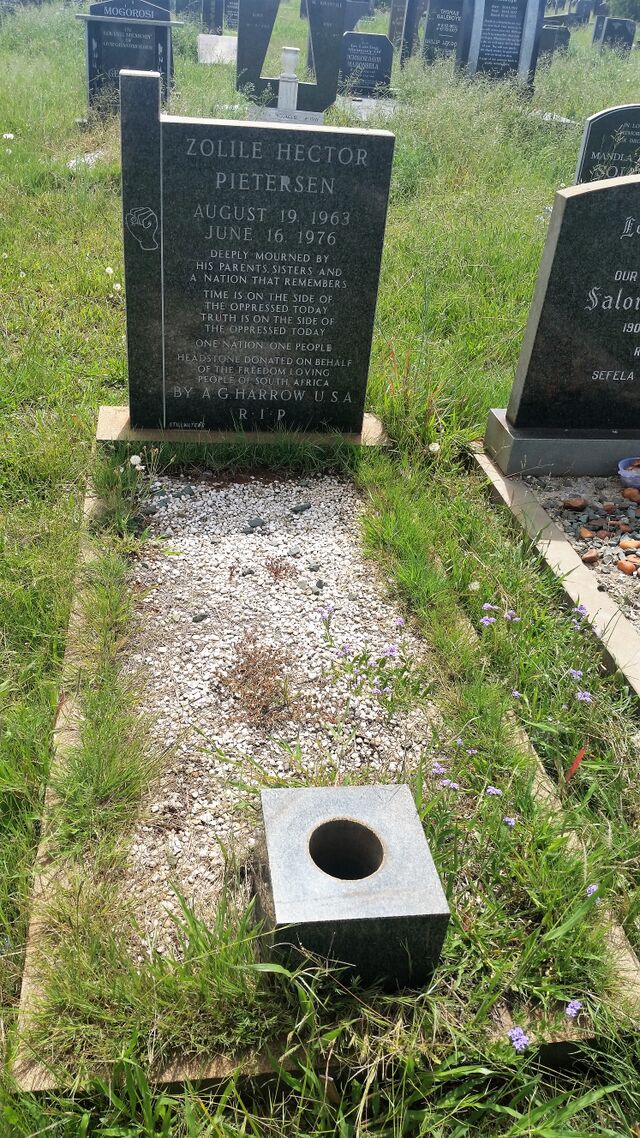 ملفHector Pieterson's Grave, Avalon Cemetery, Soweto.jpg المعرفة