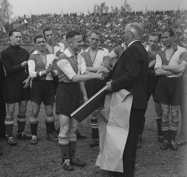 ملف:Huldiging Bas Paauwe.png