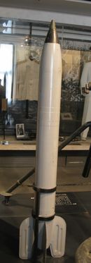صاروخ M13 لقاذفة كاتيوشا معروض في متحف الجيش Musée de l'Armée. محرك صاروخ الوقود الصلب اُعـِد من النيتروسليولوز.
