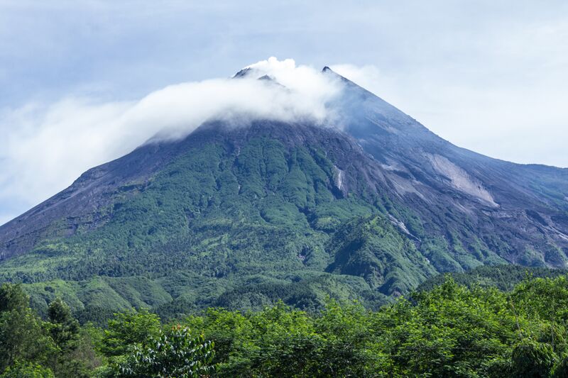 ملف:Mount Merapi in 2014.jpg