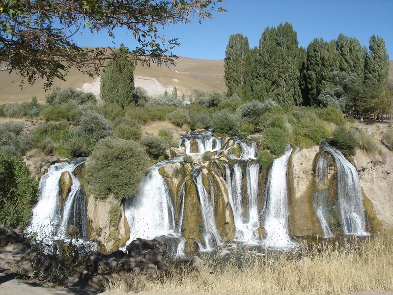ملف:Muradiye-Waterfall 02.JPG