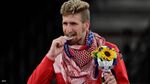 صالح الشرباتي يحمل الميدالية الفضية، أولمبياد طوكيو، أغسطس 2021.jpg