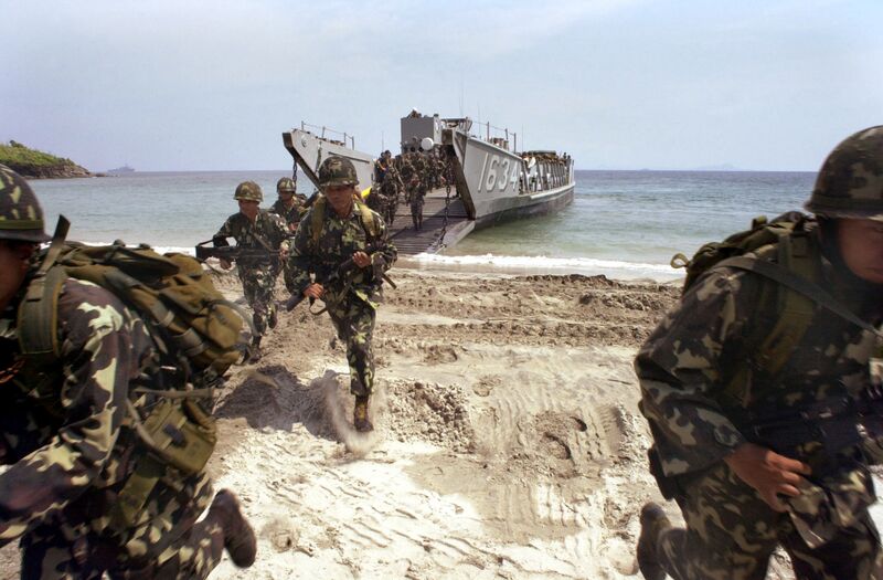 ملف:Amphibious assault 21Jan2000.jpg
