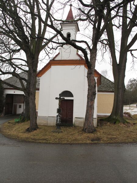ملف:Chrást (Pivkovice), kaplička.jpg