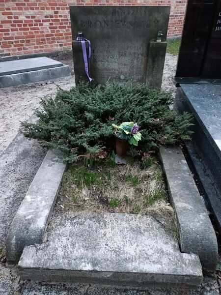 ملف:Maria Zarębińska-Broniewska grób.jpg