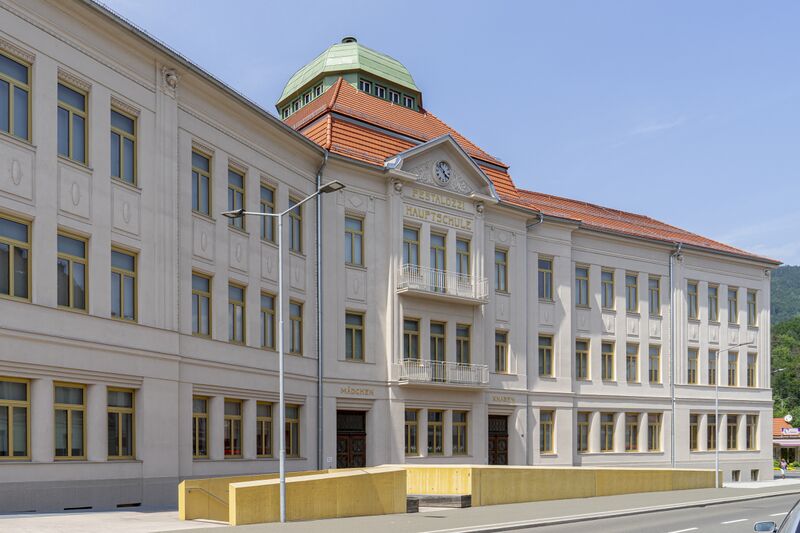 ملف:Pestalozzischule, Leoben 3.jpg