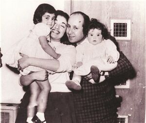 نجاح سلام مع زوجها محمد سلمان وابنتيهما