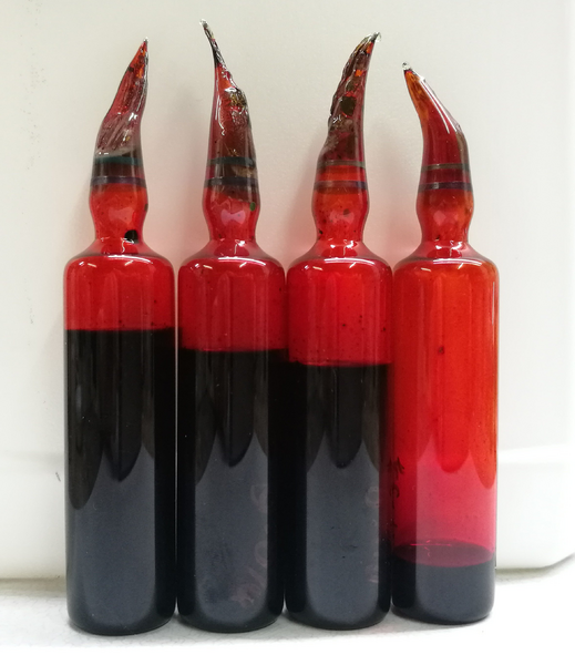 ملف:Chromyl chloride ampouled.png