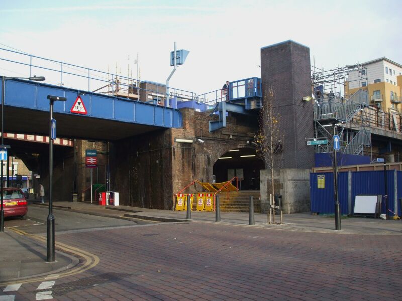 ملف:Limehouse station entrance.JPG