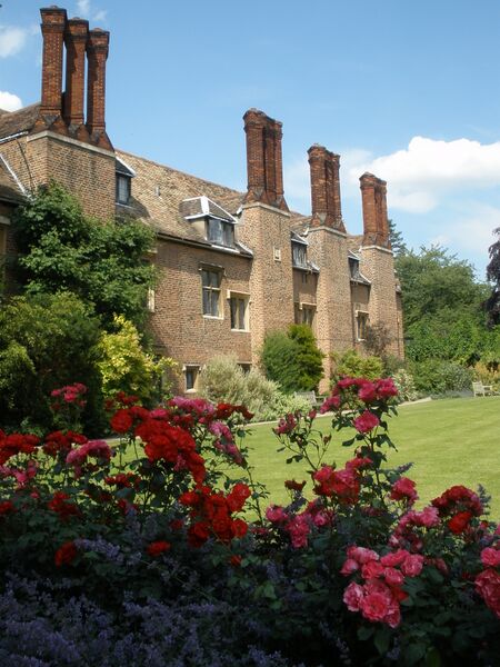 ملف:Pembroke College Gardens.jpg