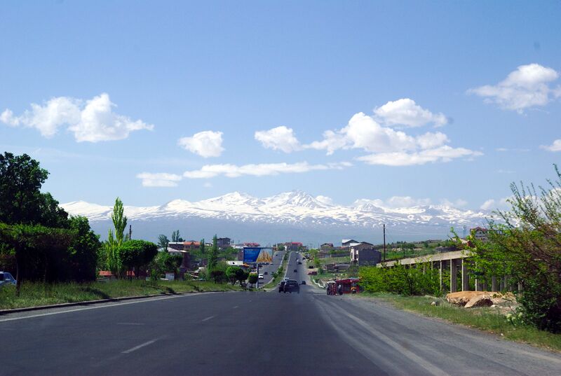 ملف:Proshyan and Aragats.jpg