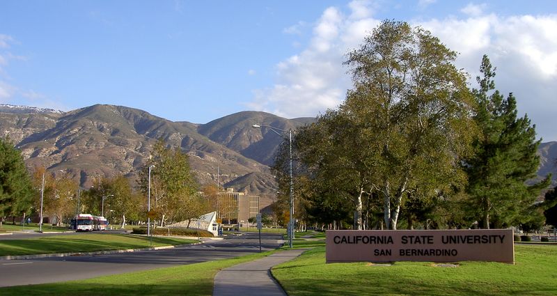 ملف:University Ave Entrance, CSUSB.JPG
