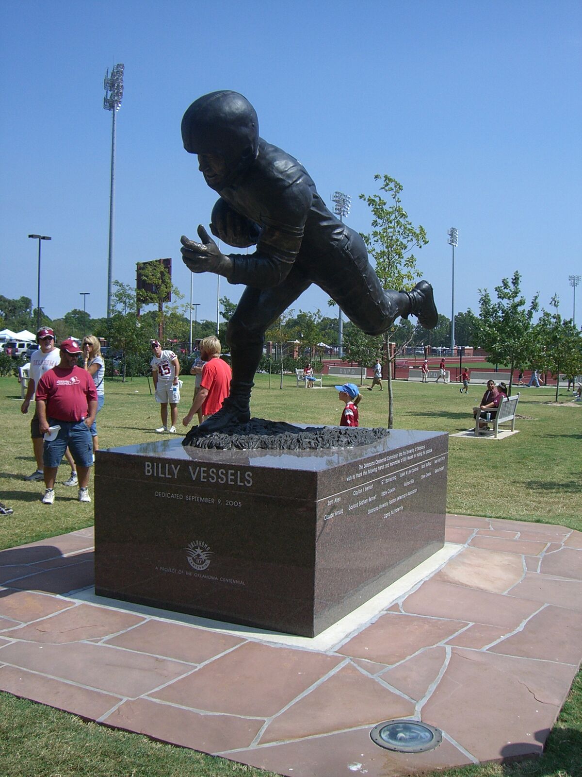ملفBilly Vessels statue in Heisman Park at Memorial Stadium Norman, OK