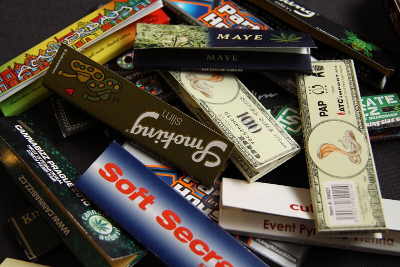 ملف:Cigarette rolling papers (8).JPG