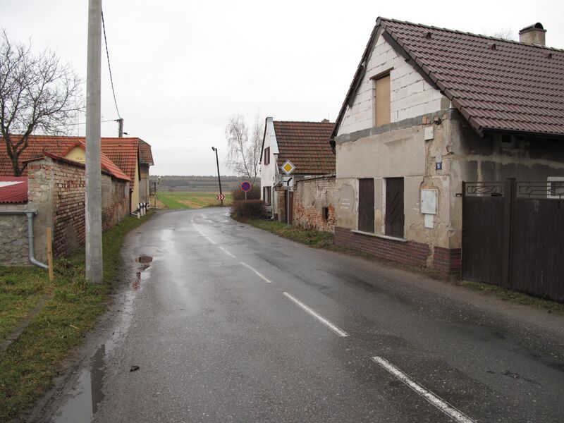 ملف:Čečelice, silnice do Všetat.JPG