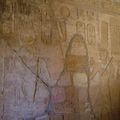 طهارقا يقف أمام الإله آمون في جبل البركل (السودان)، في معبد موت، جبل البركل.
