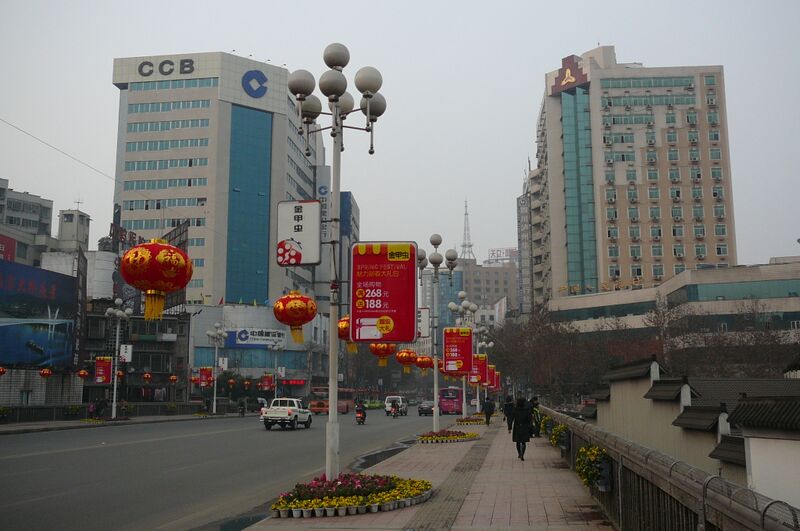 ملف:Straßenszene in Luzhou.jpg