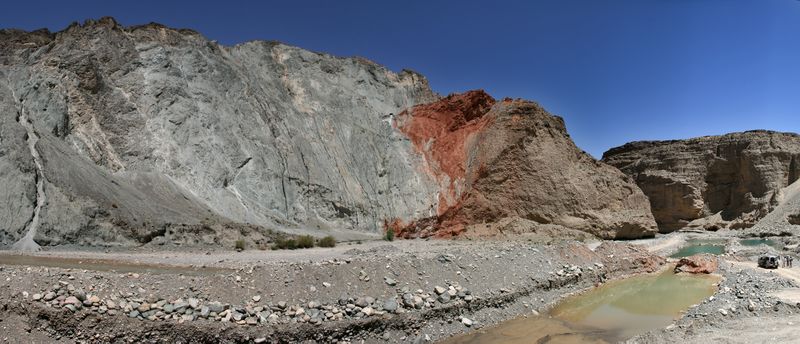 ملف:Thrust fault Qilian Shan.jpg