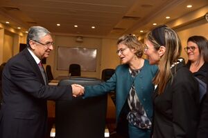 محمد شاكر (المراكبي) وزير الكهرباء المصري يصافح سفيرة إسرائيل بمصر في 15 فبراير 2023 بالقاهرة.