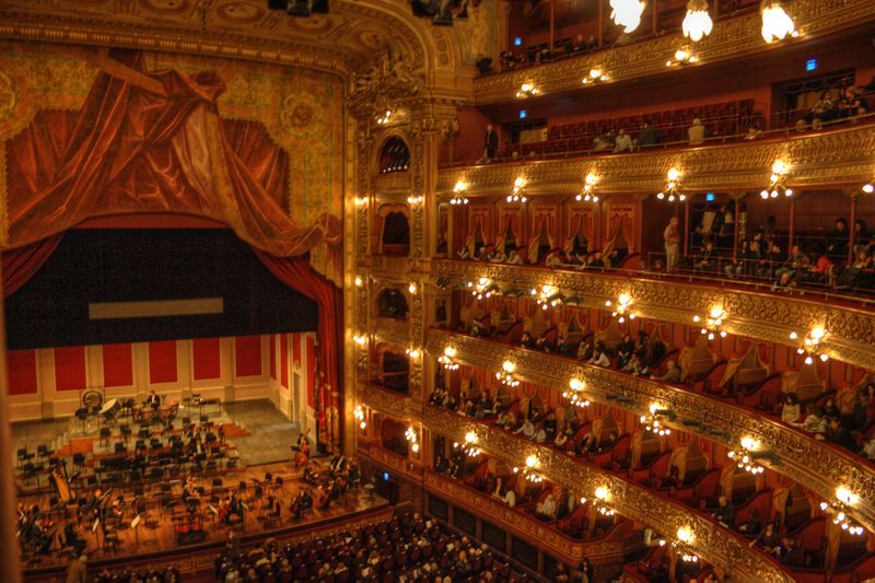 ملف:Colon-interior-escenario-TM.jpg