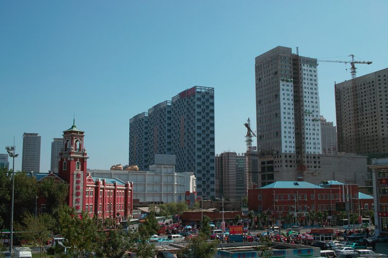 ملف:站在沈阳站里向外望：胜利大街，民主路方向 - panoramio.jpg