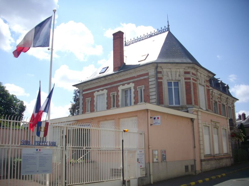 ملف:Châteaudun - sous-préfecture (01).jpg