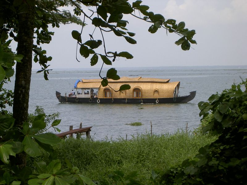 ملف:House boat.JPG